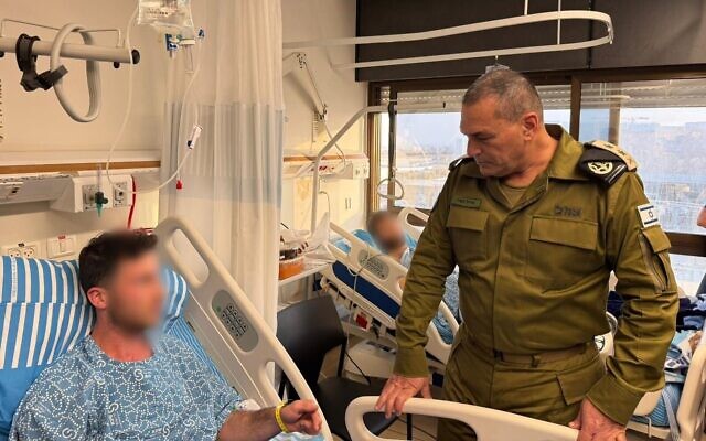Le chef d'état-major de l'armée israélienne, le lieutenant-général Eyal Zamir, en visite auprès de soldats blessés en Syrie, à l'hôpital Sheba, dans le centre d'Israël, le 28 novembre 2025. (Crédit : Armée israélienne)