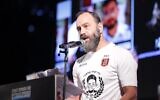 Jon Polin, le père de l'otage assassiné Hersh Goldberg-Polin, s'exprimant, sur la Place des Otages, à Tel Aviv, le 29 novembre 2025. (Crédit : Alon Gilboa/Forum des familles des otages et disparus)