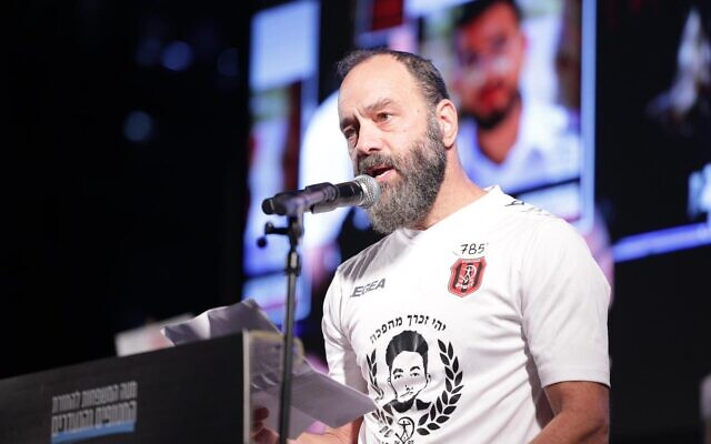 Jon Polin, le père de l'otage assassiné Hersh Goldberg-Polin, s'exprimant, sur la Place des Otages, à Tel Aviv, le 29 novembre 2025. (Crédit : Alon Gilboa/Forum des familles des otages et disparus)