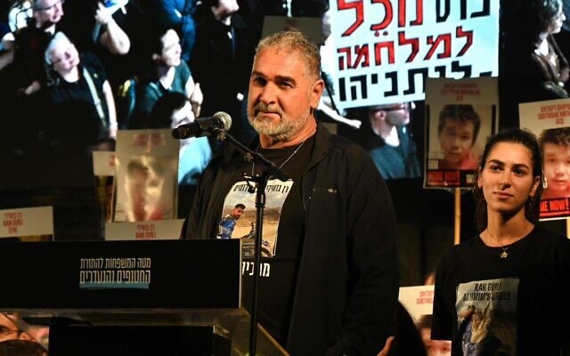 Itzik Gvili, le père de Ran Gvili, otage assassiné, s'exprimant sur la Place des Otages, à Tel Aviv, le 29 novembre 2025. (Crédit : Uriel Even Sapir/Forum des familles des otages et disparus)
