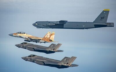Des avions de combat F-15I et F-35I de l'armée de l'air israélienne volent aux côtés d'un bombardier américain B-52 lors d'un exercice le 4 mars 2025. (Crédit : Armée israélienne)