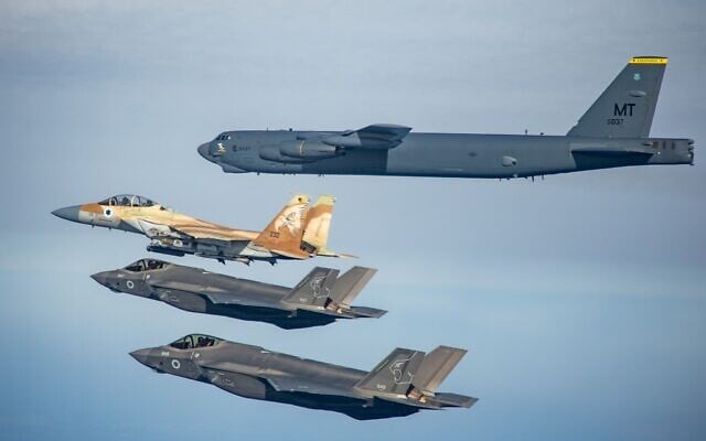 Des avions de combat F-15I et F-35I de l'armée de l'air israélienne volent aux côtés d'un bombardier américain B-52 lors d'un exercice le 4 mars 2025. (Crédit : Armée israélienne)