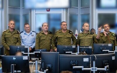 De gauche à droite : le chef de la direction de la planification, le vice-amiral Eyal Harel, le chef de l'armée de l'air, le major général Tomer Bar, le chef de la direction des opérations, le major général Oded Basiuk, le chef d'état-major de l'armée israélienne, le lieutenant général Eyal Zamir, le chef de la direction du renseignement, le major général Shlomi Binder, et le chef de la division des opérations, le brigadier général général Yisrael Shomer, au centre de commandement souterrain de l'armée israélienne, le 22 juin 2025. (Crédit : Tsahal)