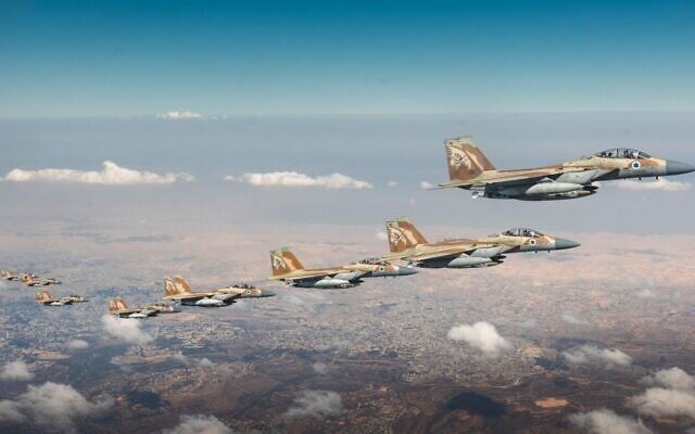 Des avions de combat F-15 de l'armée de l'air israélienne survolant Israël pour aller frapper l'Iran, sur une photo publiée le 25 juin 2025. (Crédit : Armée israélienne)