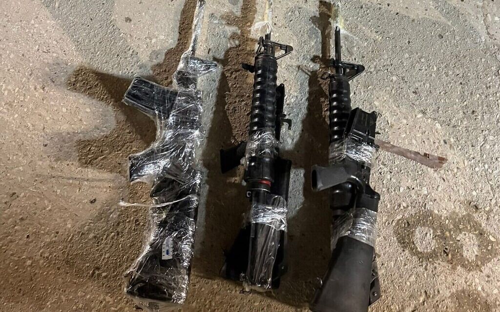 Des armes saisies par les soldats de l'armée israélienne à la suite d'une tentative de contrebande à la frontière entre Israël et l'Égypte, le 8 novembre 2025. (Crédit : Tsahal)