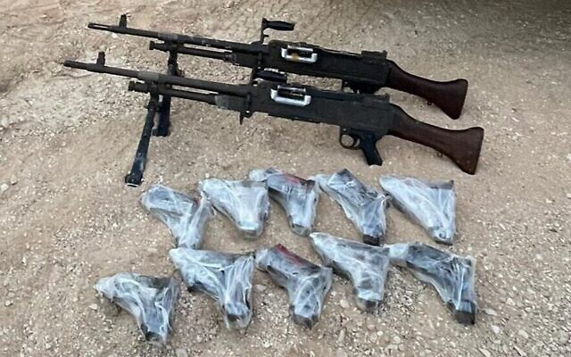 Des ames saisies par les soldats de l'armée israélienne à la suite d'une tentative de contrebande à la frontière israélo-égyptienne, le 8 novembre 2025. (Crédit : Tsahal)