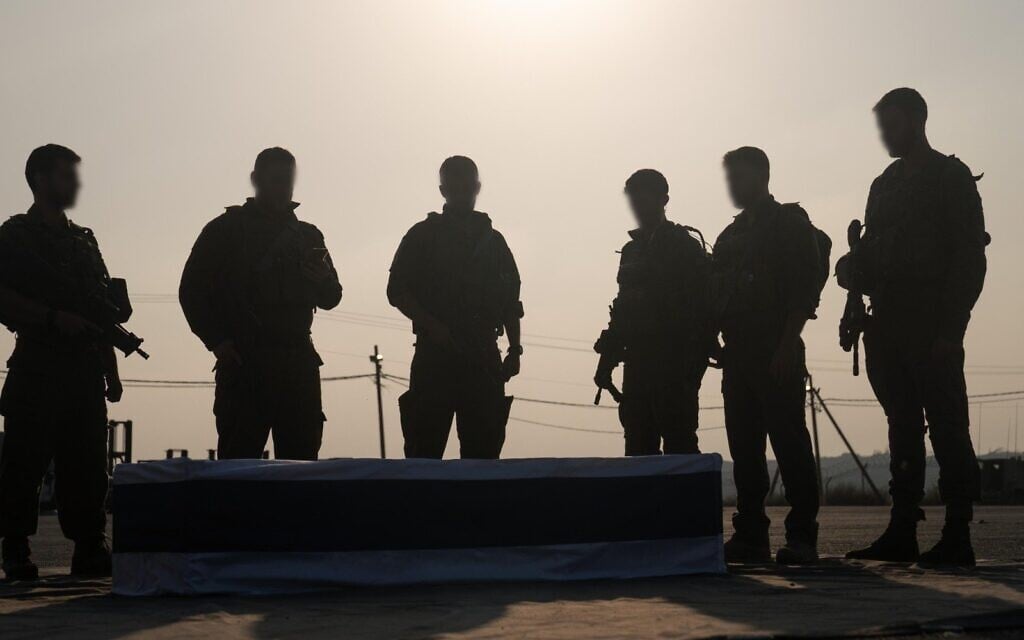 L'armée a diffusé des images montrant les camarades de Hadar Goldin près du cercueil contenant sa dépouille, onze ans après sa mort lors de la guerre de Gaza à l'été 2014. (Crédit : armée israélienne)