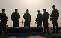 L'armée a diffusé des images montrant les camarades de Hadar Goldin près du cercueil contenant sa dépouille, onze ans après sa mort lors de la guerre de Gaza à l'été 2014. (Crédit : armée israélienne)