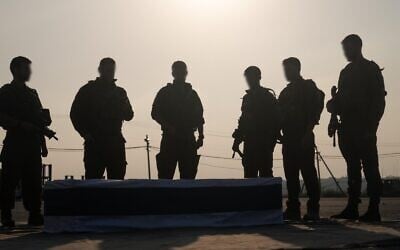 L'armée a diffusé des images montrant les camarades de Hadar Goldin près du cercueil contenant sa dépouille, onze ans après sa mort lors de la guerre de Gaza à l'été 2014. (Crédit : armée israélienne) L'armée a diffusé des images montrant les camarades de Hadar Goldin près du cercueil contenant sa dépouille, onze ans après sa mort lors de la guerre de Gaza à l'été 2014. (Crédit : armée israélienne)