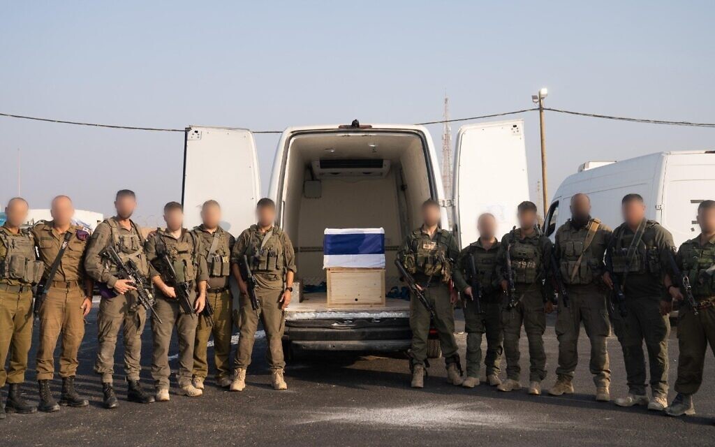 L'armée a diffusé des images montrant les camarades de Hadar Goldin près du cercueil contenant sa dépouille, onze ans après sa mort lors de la guerre de Gaza à l'été 2014 (Crédit : armée israélienne).