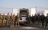 L'armée a diffusé des images montrant les camarades de Hadar Goldin près du cercueil contenant sa dépouille, onze ans après sa mort lors de la guerre de Gaza à l'été 2014 (Crédit : armée israélienne).