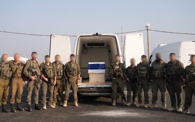 L'armée a diffusé des images montrant les camarades de Hadar Goldin près du cercueil contenant sa dépouille, onze ans après sa mort lors de la guerre de Gaza à l'été 2014 (Crédit : armée israélienne). L'armée a diffusé des images montrant les camarades de Hadar Goldin près du cercueil contenant sa dépouille, onze ans après sa mort lors de la guerre de Gaza à l'été 2014 (Crédit : armée israélienne).