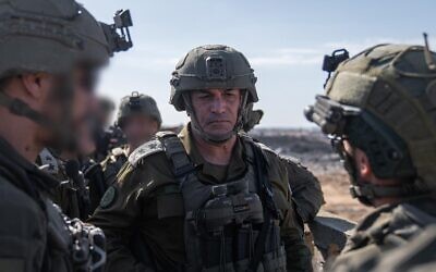 Le chef d'état-major de l'armée israélienne, le lieutenant-général Eyal Zamir, parle avec des officiers à Rafah, dans le sud de Gaza, le 16 novembre 2025. (Crédit : Tsahal)