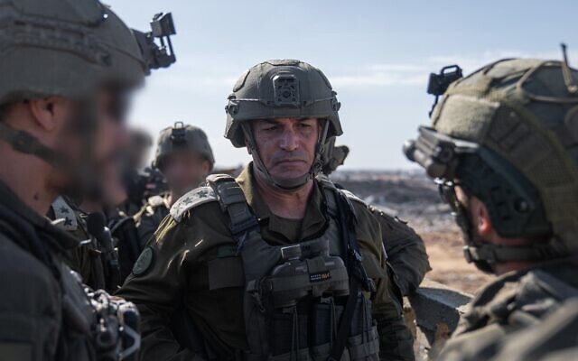 Le chef d'état-major de l'armée israélienne, le lieutenant-général Eyal Zamir, parle avec des officiers à Rafah, dans le sud de Gaza, le 16 novembre 2025. (Crédit : Tsahal)