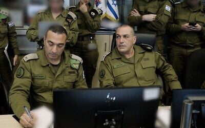 Le chef d'état-major de l'armée israélienne, le lieutenant-général Eyal Zamir (à droite), en compagnie du commandant de la division des opérations, le brigadier-général Yisrael Shomer, au centre de commandement souterrain de la division, au quartier général de l'armée israélienne à Tel-Aviv, le 23 novembre 2025. (Crédit : Tsahal)