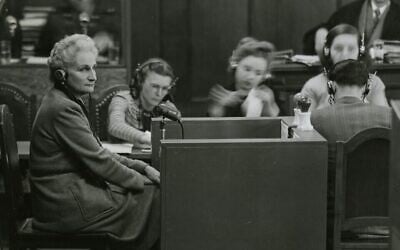 Image principale : Hanna Solf témoigne lors du procès de Nuremberg, en avril 1947. (Crédit : Domaine public)
