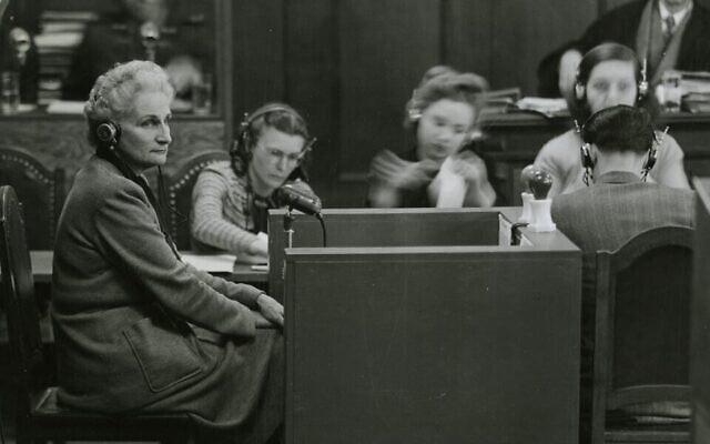 Image principale : Hanna Solf témoigne lors du procès de Nuremberg, en avril 1947. (Crédit : Domaine public)