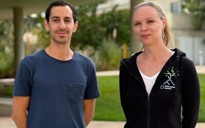 Le doctorant en médecine Alon Zemer, à gauche, et la Dre Alexandra Tsitrina de l'Université Ben-Gurion du Neguev. (Autorisation)