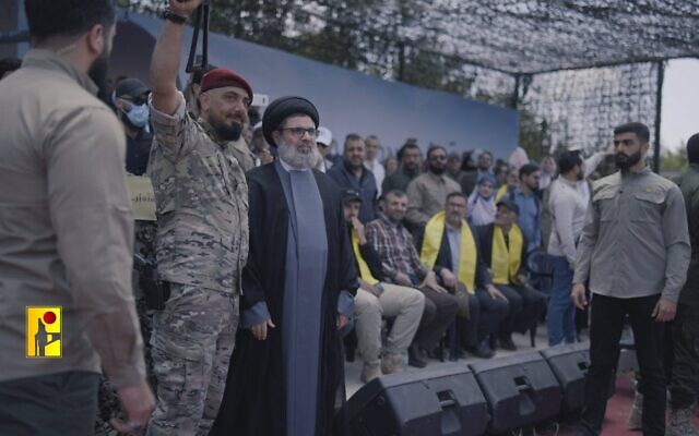 Le responsable du Hezbollah, Hashem Safieddine (à droite), en compagnie d'un commandant du groupe terroriste qui serait Haytham Ali Tabatabai, en juin 2023. (Crédit : Bureau de presse du Hezbollah) Le responsable du Hezbollah, Hashem Safieddine (à droite), en compagnie d'un commandant du groupe terroriste qui serait Haytham Ali Tabatabai, en juin 2023. (Crédit : Bureau de presse du Hezbollah)
