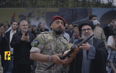 Le responsable du Hezbollah Hashem Safieddine, à droite, en compagnie d'un commandant du groupe terroriste qui serait Haytham Ali Tabatabai, au mois de juin 2023. (Crédit : Bureau de presse du Hezbollah)