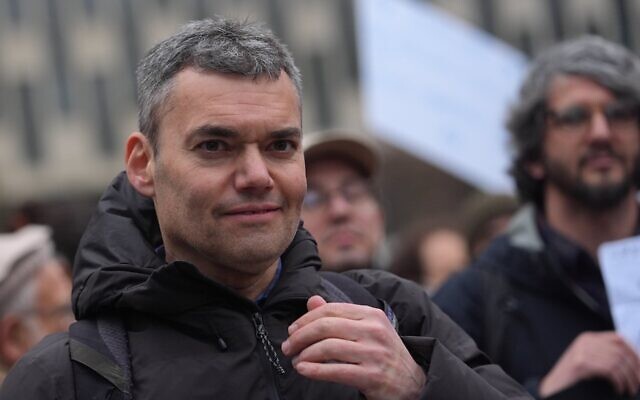 Peter Beinart s’exprime lors d’un rassemblement pour la libération de Mahmoud Khalil, diplômé de l’université Columbia, qui avait été arrêté par l’ICE après avoir participé à des actions militantes pro-palestiniennes et anti-Israël, à Foley Square, à New York, le 20 mars 2025. (Crédit : Selcuk Acar/Anadolu via Getty Images via JTA)