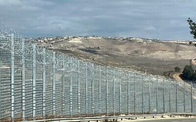 Une partie de la nouvelle clôture qui longe la route entre Avivim et Dovev, à la frontière avec le Liban, et Bint Jbeil, un bastion du Hezbollah, le 26 novembre 2025. (Crédit : Diana Bletter/Times of Israel)