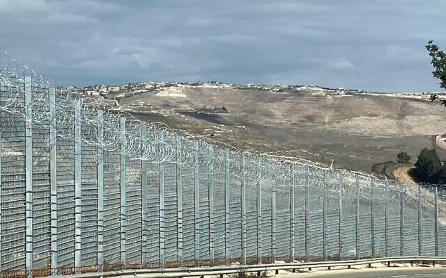 Une partie de la nouvelle clôture qui longe la route entre Avivim et Dovev, à la frontière avec le Liban, et Bint Jbeil, un bastion du Hezbollah, le 26 novembre 2025. (Diana Bletter/Times of Israel)