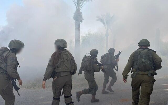 Les troupes de l'armée israélienne mènent un exercice militaire en Cisjordanie, le 10 novembre 2025. (Crédit : Tsahal)