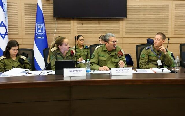 La brigadière générale Lia Shabo, cheffe de la division du personnel au sein du Directorat des Ressources humaines (2ᵉ à partir de la gauche) et le brigadier général Amir Vadmani, chef d'état-major du Directorat des Ressources humaines (2ᵉ à partir de la droite), lors d'une réunion de la sous-commission des Ressources humaines de Tsahal de la commission des Affaires étrangères et de la Défense de la Knesset. (Crédit : Dani Shem-Tov/Porte-parole de la Knesset)