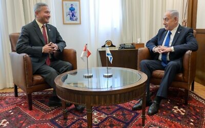 Le ministre des Affaires étrangères de Singapour, Vivian Balakrishnan (à gauche), rencontre le Premier ministre Benjamin Netanyahu à Jérusalem le 6 novembre 2025. (Crédit : Maayan Toaf / GPO)