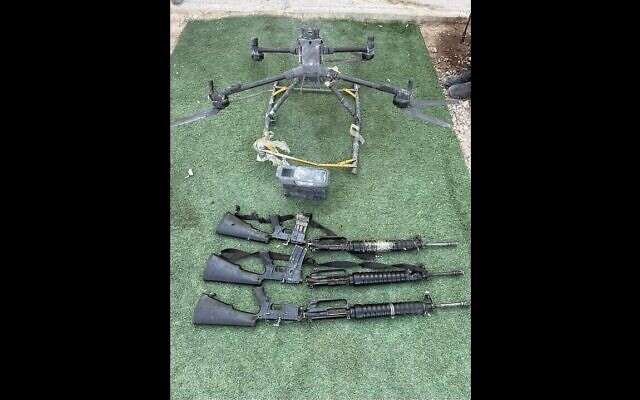 Armes et drone saisis par les troupes de l'armée israélienne à la suite d'une tentative de contrebande à la frontière égyptienne, le 7 novembre 2025. (Crédit : Armée israélienne) Armes et drone saisis par les troupes de l'armée israélienne à la suite d'une tentative de contrebande à la frontière égyptienne, le 7 novembre 2025. (Crédit : Armée israélienne)