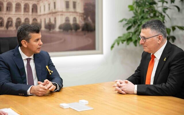 Le ministre des Affaires étrangères Gideon Saar (à droite) rencontre le président paraguayen Santiago Peña à Asunción, le 24 novembre 2025. (Crédit : Présidence du Paraguay) Le ministre des Affaires étrangères Gideon Saar (à droite) rencontre le président paraguayen Santiago Peña à Asunción, le 24 novembre 2025. (Crédit : Présidence du Paraguay)