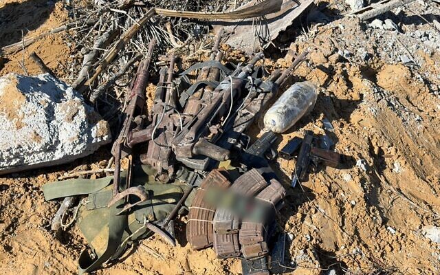 Des armes découvertes sur des terroristes palestiniens éliminés par l'armée israélienne, à Rafah, dans le sud de la bande de Gaza, le 26 novembre 2025. (Crédit : Armée israélienne)