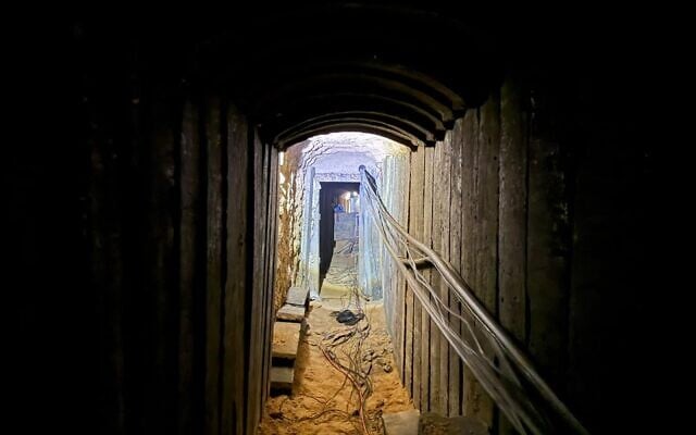Cette image publiée par l'armée israélienne le 20 novembre 2025 montre l'intérieur d'un important tunnel du Hamas dans le sud de Gaza, où, selon elle, le corps du lieutenant Hadar Goldin aurait été détenu par le groupe terroriste ces dernières années. (Crédit : Armée israélienne) Cette image publiée par l'armée israélienne le 20 novembre 2025 montre l'intérieur d'un important tunnel du Hamas dans le sud de Gaza, où, selon elle, le corps du lieutenant Hadar Goldin aurait été détenu par le groupe terroriste ces dernières années. (Crédit : Armée israélienne)