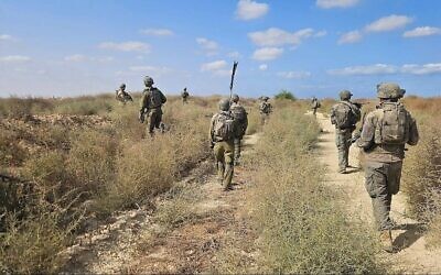 Des soldats de Tsahal de la brigade Harel opèrent près de la ligne jaune à Khan Younès, dans le sud de Gaza, sur une image publiée le 5 novembre 2025. (Crédit : Armée israélienne)