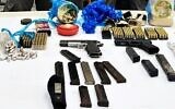 Des armes de poing, des magazines et des munitions découverts sur un chantier de construction à Arraba, dans le nord du pays, le 22 novembre 2025. (Police israélienne)