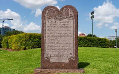 Un monument des Dix Commandements au Capitole de l'État du Texas à Austin, Texas, États-Unis, le 19 juin 2025. (Crédit : EJ Rodriquez via iStock)