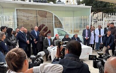 Lancement du "Véhicule de l'espoir" à Bethléem, le 25 novembre 2025 (Crédit : Caritas Jérusalem) Lancement du "Véhicule de l'espoir" à Bethléem, le 25 novembre 2025 (Crédit : Caritas Jérusalem)