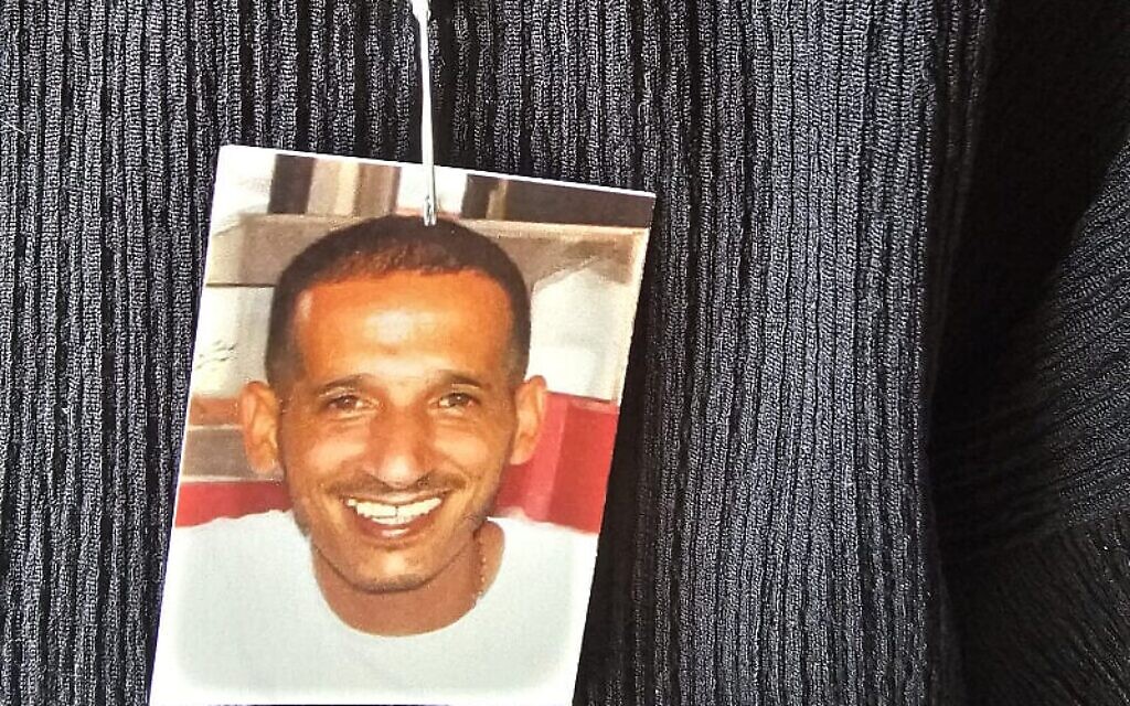 Une photo de Nidal Masadeh, un agent de sécurité scolaire abattu à Kafr Yasif le 15 octobre 2025. (Crédit : Autorisation de Wazcam)