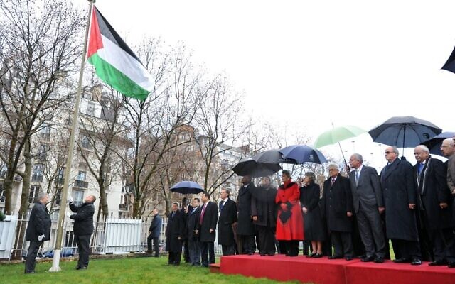 Le drapeau palestinien est hissé devant le siège de l'Organisation des Nations Unies pour l'éducation, la science et la culture (UNESCO) à Paris, lors d'une cérémonie officielle marquant l'adhésion pleine et entière de la Palestine à l'organisation en tant que 195e membre, en décembre 2011. (Crédit : ONU/UNESCO/Danica Bijeljac) Le drapeau palestinien est hissé devant le siège de l'Organisation des Nations Unies pour l'éducation, la science et la culture (UNESCO) à Paris, lors d'une cérémonie officielle marquant l'adhésion pleine et entière de la Palestine à l'organisation en tant que 195e membre, en décembre 2011. (Crédit : ONU/UNESCO/Danica Bijeljac)