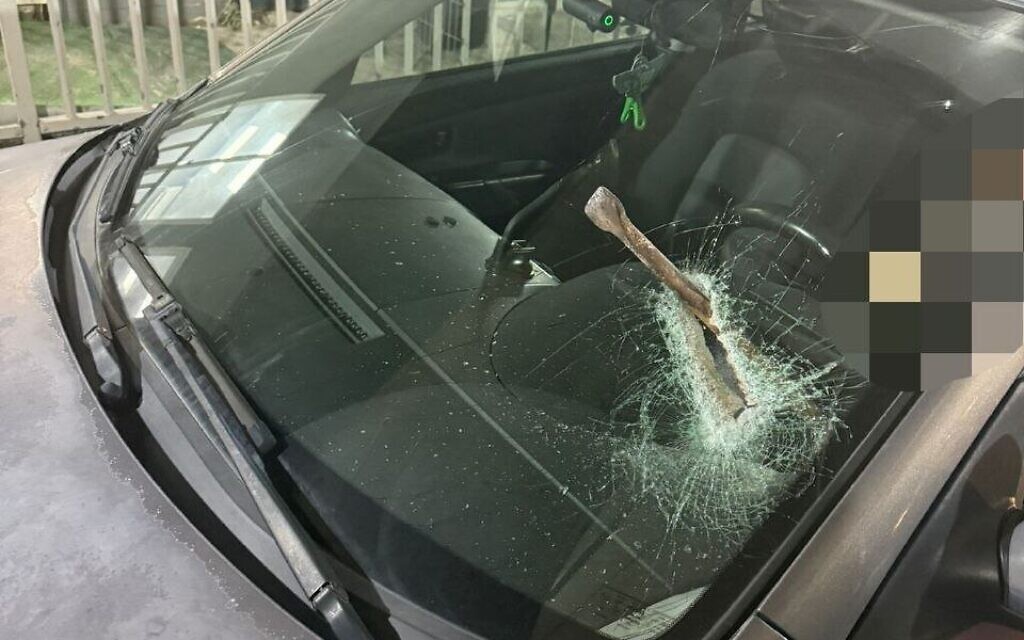 Un objet métallique qui a frappé une voiture israélienne en Cisjordanie, le 29 novembre 2025. (Crédit : Secouristes sans frontières)