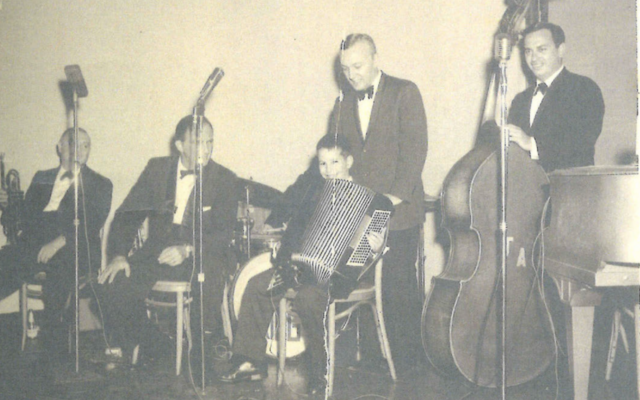 Le jeune Jeffrey Epstein joue de l'accordéon lors d'une bar-mitzvah, accompagné par un groupe de musiciens. Une note manuscrite en bas de la photo, invisible ici, indique "Aaron Brown Bar Mitzvah, Wynn Hotel, Philly, Sept. 23, 1961". (Crédit : Extrait du livre d'anniversaire d'Epstein via JTA)
