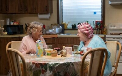 June Squibb dans le rôle d'Eleanor (à droite) et Rita Zohar dans celui de Bessie (à gauche) dans « Eleanor the Great ». (Crédit : Anne Joyce/Sony Pictures Classics via JTA)