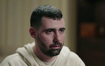 L'ancien otage Guy Gilboa-Dalal s'exprimant lors d'une interview diffusée sur la chaîne N12 le 22 novembre 2025. (Crédit : Capture d'écran)