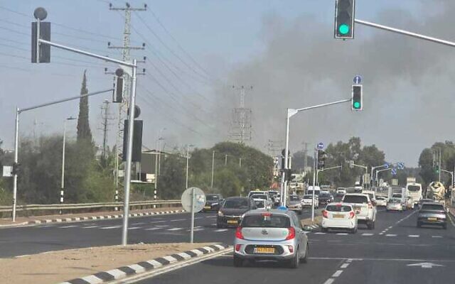 De la fumée s'élevant d'un incendie de forêt à Ein Vered, un moshav situé dans le centre d'Israël, le 4 novembre 2025. (Crédit : Service d'incendie et de secours)