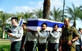 Le cercueil du soldat Omer Maxim Neutra, tombé au combat contre le Hamas, et dont le corps a été retenu otage pendant 2 ans, porté par ses camarades le jour de son enterrement, à Tel Aviv, le 7 novembre 2025. (Crédit : Danor Aharon/Mouvement de protestation israélien pour la démocratie)