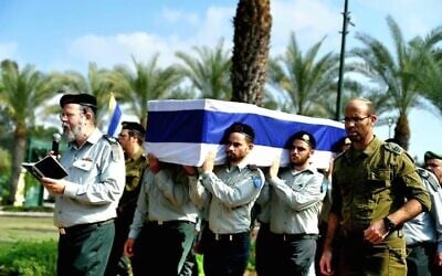 Le cercueil du soldat Omer Maxim Neutra, tombé au combat contre le Hamas, et dont le corps a été retenu otage pendant 2 ans, porté par ses camarades le jour de son enterrement, à Tel Aviv, le 7 novembre 2025. (Crédit : Danor Aharon/Mouvement de protestation israélien pour la démocratie)