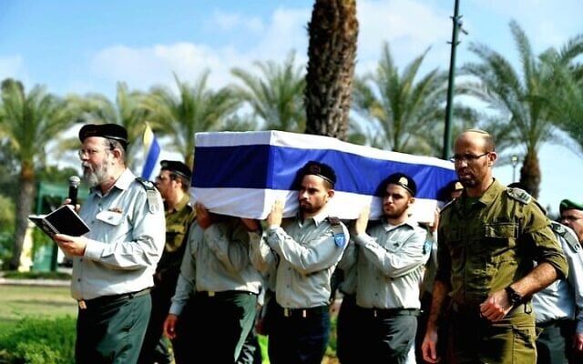 Le cercueil du soldat Omer Maxim Neutra, tombé au combat contre le Hamas, et dont le corps a été retenu otage pendant 2 ans, porté par ses camarades le jour de son enterrement, à Tel Aviv, le 7 novembre 2025. (Crédit : Danor Aharon/Mouvement de protestation israélien pour la démocratie) Le cercueil du soldat Omer Maxim Neutra, tombé au combat contre le Hamas, et dont le corps a été retenu otage pendant 2 ans, porté par ses camarades le jour de son enterrement, à Tel Aviv, le 7 novembre 2025. (Crédit : Danor Aharon/Mouvement de protestation israélien pour la démocratie)