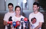 De gauche à droite : Tzur Goldin, Ayelet Goldin et Chemi Goldin, frères et sœurs du soldat Hadar Goldin, tombé au combat le 1ᵉʳ août 2014, font une déclaration à la presse, le 10 novembre 2025. (Crédit : Alon Gilboa/ Forum des familles des otages)