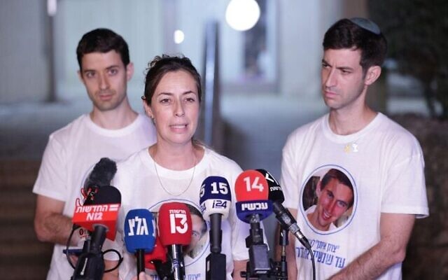 De gauche à droite : Tzur Goldin, Ayelet Goldin et Chemi Goldin, frères et sœurs du soldat Hadar Goldin, tombé au combat le 1ᵉʳ août 2014, font une déclaration à la presse, le 10 novembre 2025. (Crédit : Alon Gilboa/ Forum des familles des otages)